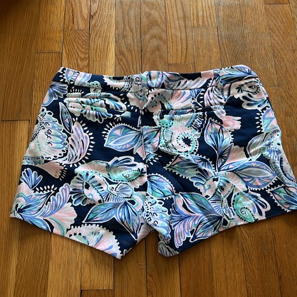 Lilly Pulitzer Shorts 4” - Picture 2 of 4